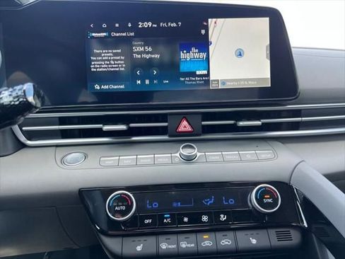 Used 2025 Hyundai Elantra SEL image 21