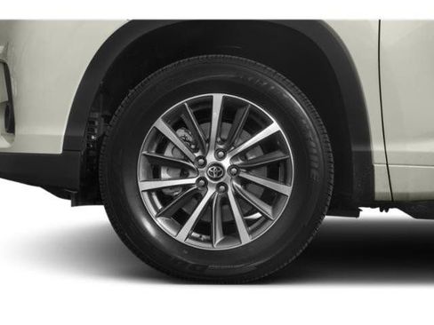 Used 2019 Toyota Highlander XLE AWD/4WD image 11