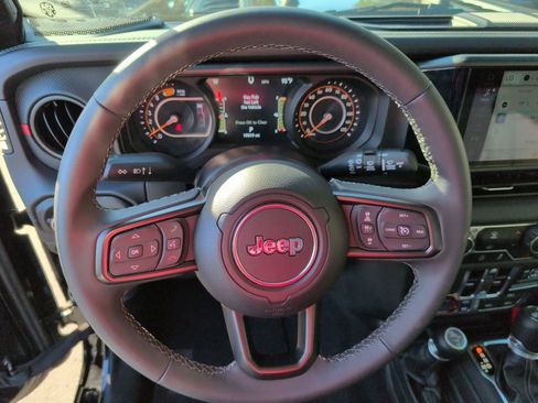 Used 2025 Jeep Wrangler Unlimited Rubicon image 23