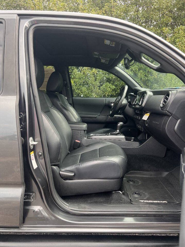 Used 2018 Toyota Tacoma TRD Sport AWD/4WD image 17