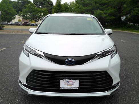Used 2022 Toyota Sienna XLE AWD/4WD image 3