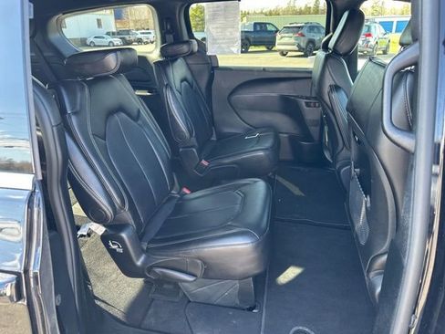 Used 2025 Chrysler Pacifica Select FWD image 11