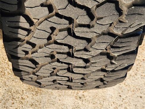 Used 2021 Nissan Titan SV w/ SV Convenience Package image 11