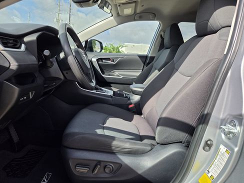 Used 2025 Toyota RAV4 XLE FWD image 27