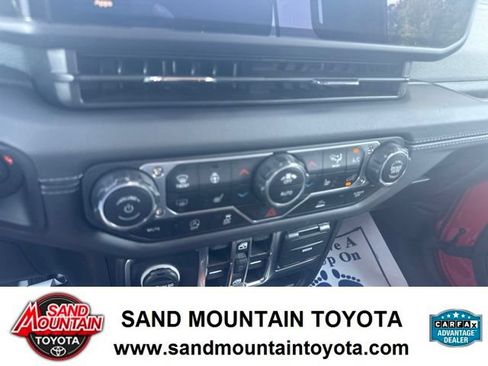 Used 2025 Jeep Wrangler Unlimited Sahara AWD/4WD image 20
