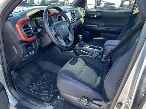 Used 2017 Toyota Tacoma TRD Off-Road image 25