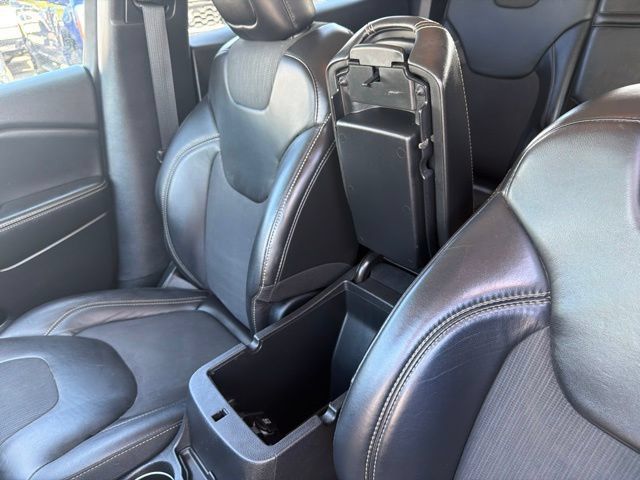 Used 2018 Jeep Cherokee Latitude Plus w/ Cold Weather Group AWD/4WD image 27