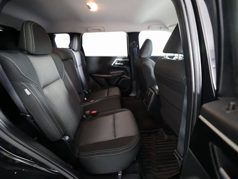 Used 2024 Mitsubishi Outlander ES image 11