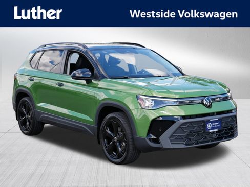 Certified 2025 Volkswagen Taos SE AWD/4WD image 1