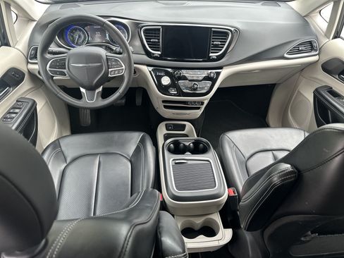 Used 2023 Chrysler Pacifica Touring-L FWD image 19