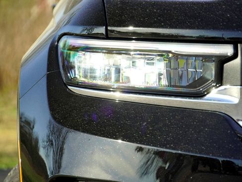 New 2025 Jeep Grand Cherokee Laredo image 3