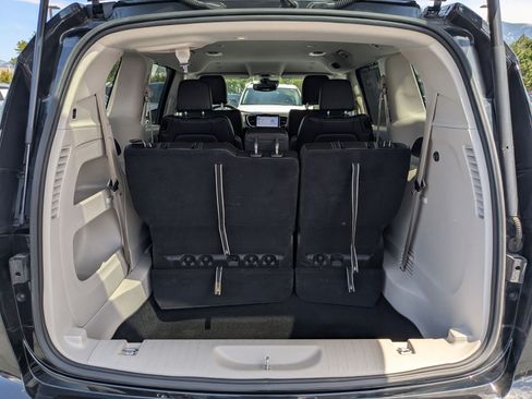 Used 2023 Chrysler Pacifica Touring-L FWD image 32