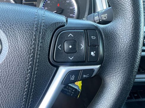 Used 2019 Toyota Highlander LE w/ Carpet Mat Package (TMS) FWD image 18