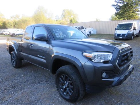 Used 2023 Toyota Tacoma SR5 w/ Technology Package image 3