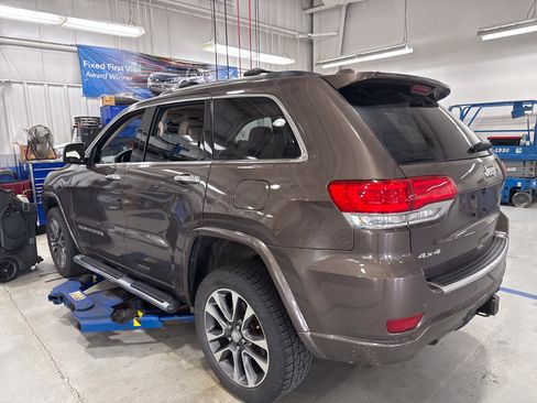 Used 2018 Jeep Grand Cherokee Overland AWD/4WD image 5