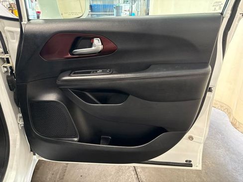 Used 2020 Chrysler Pacifica Touring-L FWD image 56