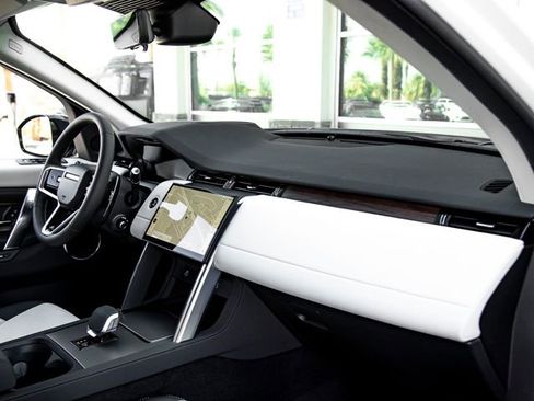 Used 2024 Land Rover Discovery Sport S image 32