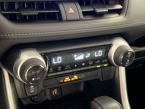 Used 2025 Toyota RAV4 XLE AWD/4WD image 22