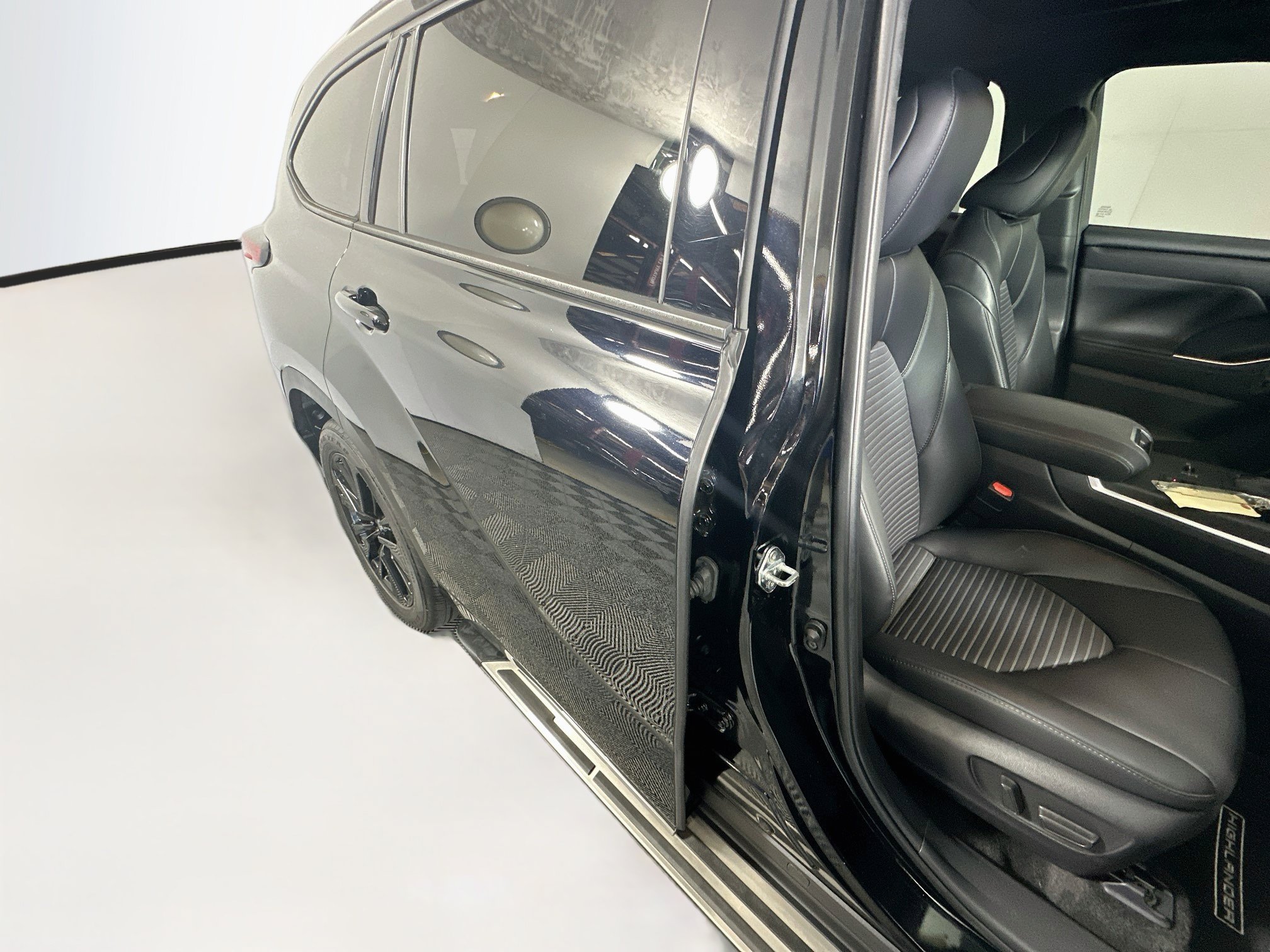 Used 2023 Toyota Highlander XSE FWD image 28