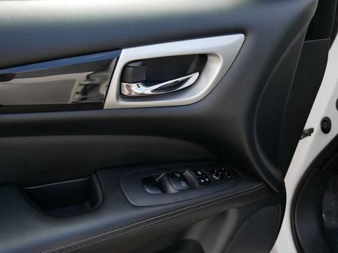 Used 2019 Nissan Pathfinder SV AWD/4WD image 17