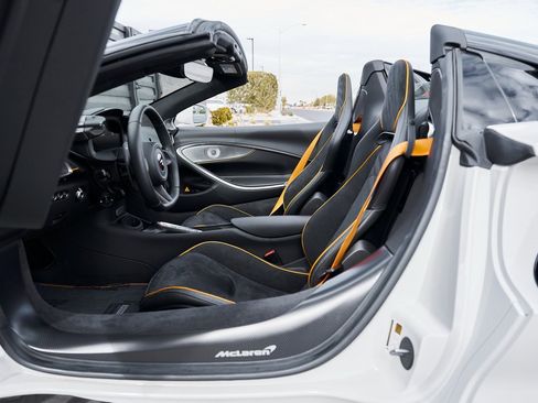 Used 2025 McLaren Artura image 33