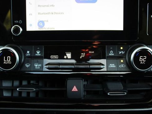 Used 2025 Toyota Highlander XLE AWD/4WD image 39