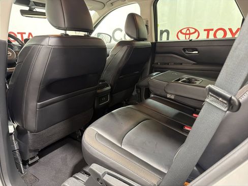 Used 2025 Nissan Pathfinder SL AWD/4WD image 17