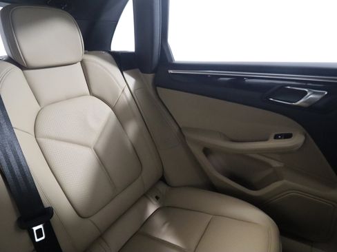 Certified 2023 Porsche Macan image 17
