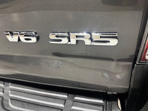 Used 2015 Toyota Tacoma SR5 w/ SR5 Package image 32