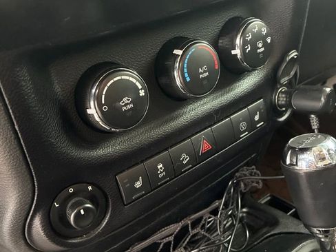 Used 2016 Jeep Wrangler Unlimited Rubicon AWD/4WD image 4