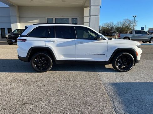 Used 2024 Jeep Grand Cherokee Limited w/ Black Appearance Package image 6
