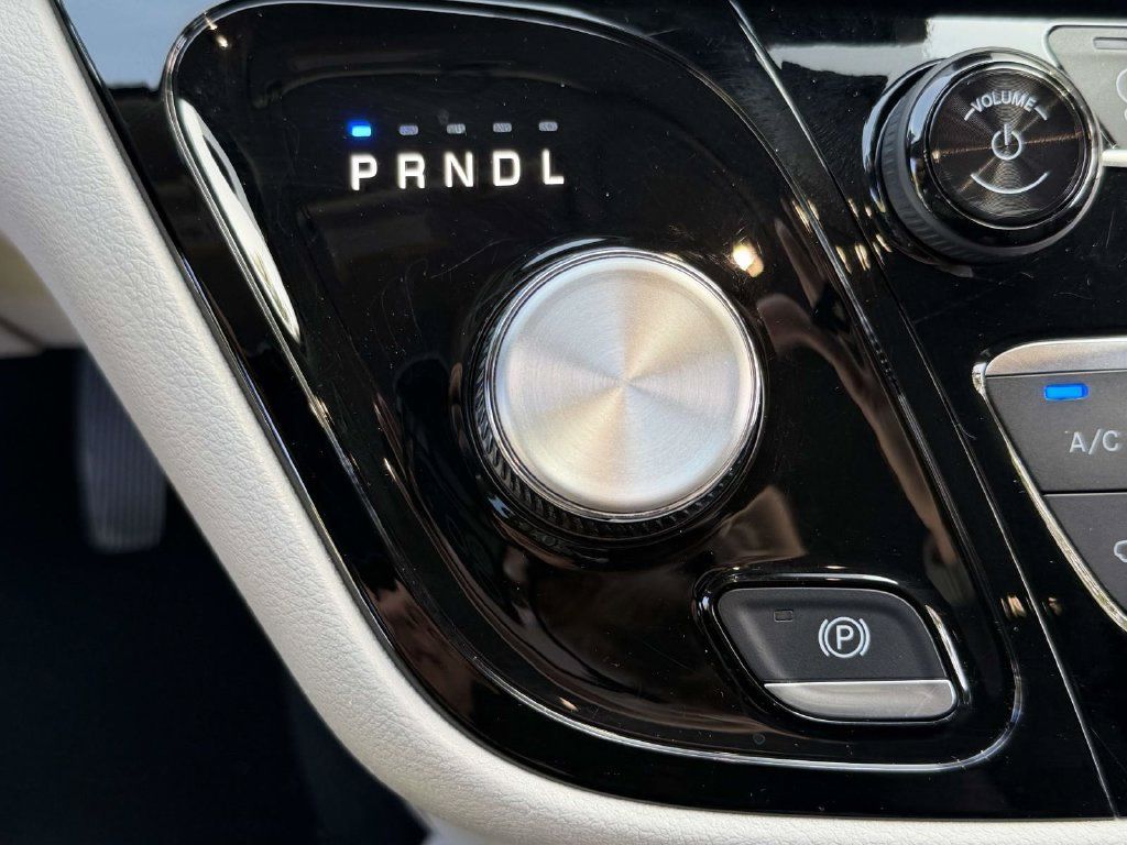 Used 2024 Chrysler Pacifica Touring-L FWD image 19