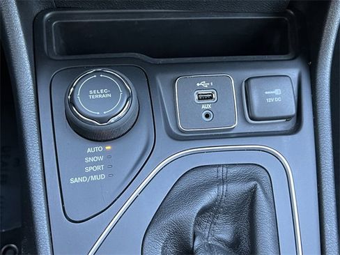 Certified 2021 Jeep Cherokee Latitude Lux w/ Comfort/Convenience Group image 28