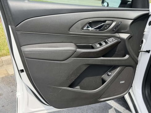Used 2023 Chevrolet Traverse Premier FWD image 16