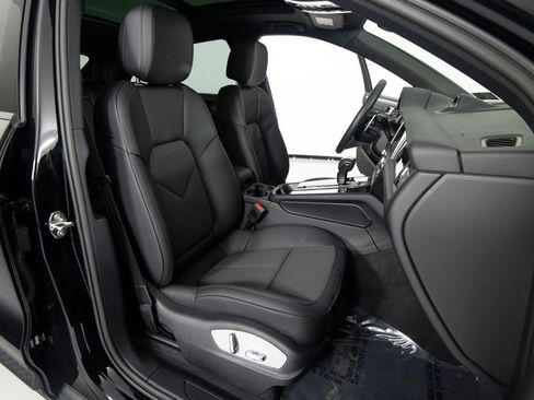 Certified 2025 Porsche Macan image 32