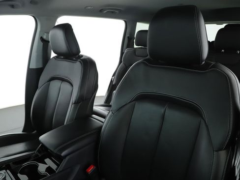 Used 2023 Jeep Grand Cherokee L Limited w/ Luxury Tech Group II image 4