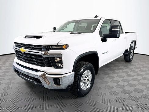 Used 2024 Chevrolet Silverado 2500 LT w/ Convenience Package AWD/4WD image 3