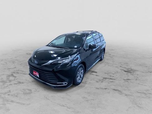Used 2023 Toyota Sienna XLE image 5
