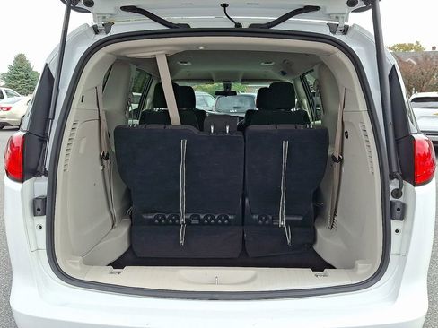 Used 2022 Chrysler Voyager LX image 30