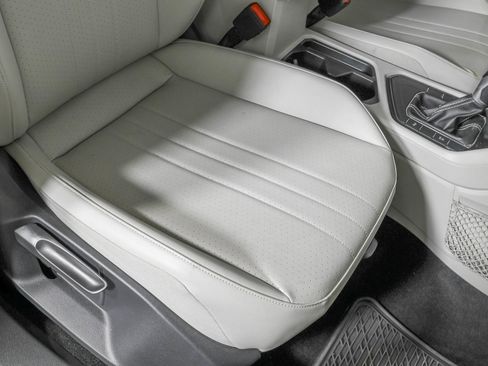 Used 2022 Volkswagen Tiguan SE R-Line image 47