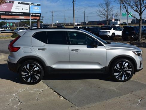 Used 2025 Volvo XC40 B5 Plus image 4