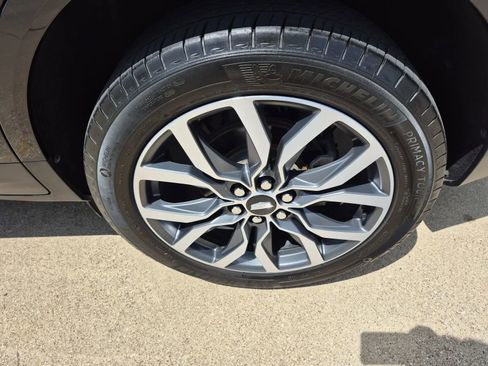 Used 2017 Cadillac XT5 Luxury w/ Driver Awareness Package image 9