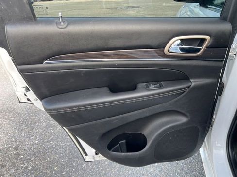 Used 2017 Jeep Grand Cherokee Overland image 18