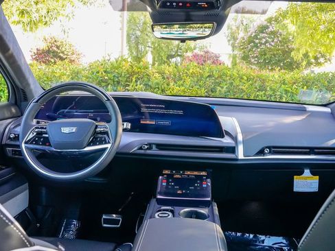 Used 2026 Cadillac Vistiq Platinum image 17