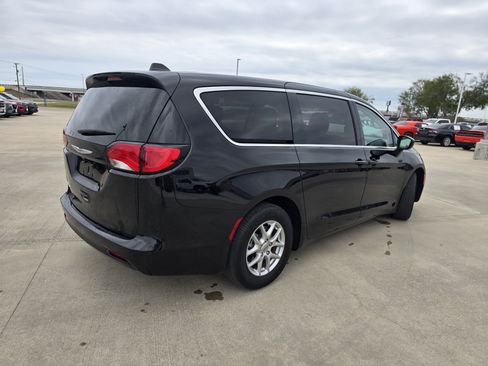 Used 2024 Chrysler Voyager LX image 3