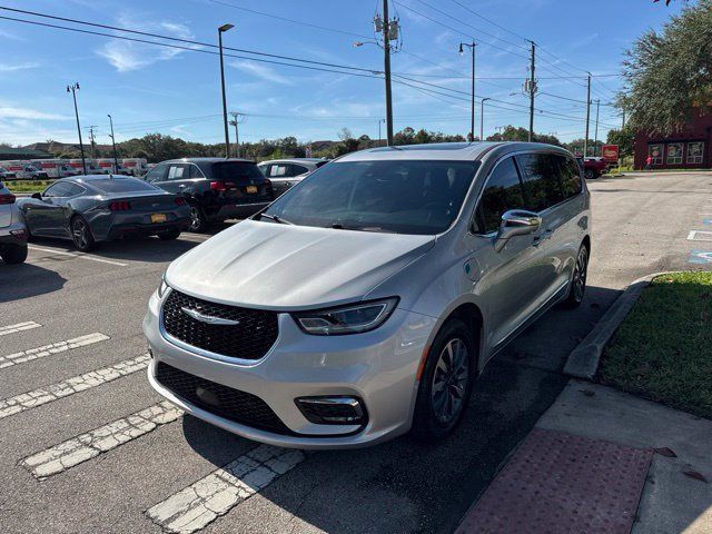Used 2022 Chrysler Pacifica Limited w/ Uconnect Theater Family Group FWD image 4