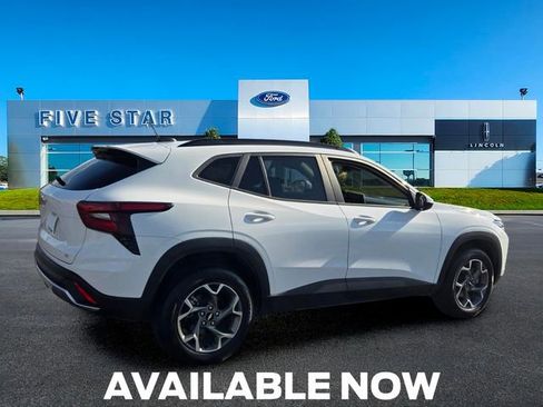 Used 2025 Chevrolet Trax LT FWD image 8