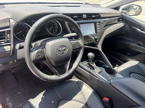 Used 2019 Toyota Camry SE FWD image 4