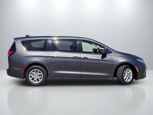 Used 2023 Chrysler Pacifica Touring-L image 3