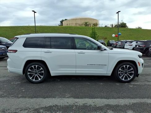 Used 2023 Jeep Grand Cherokee L Overland w/ Advanced Protech Group III AWD/4WD image 3